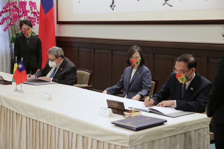 President Tsai and Prime Minister Ralph Gonsalves of Saint Vincent and the Grenadines hold bilateral talks