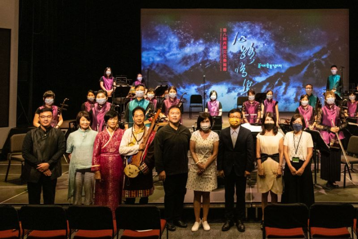 （前排左起）「2022西藏文化藝術節–心路鳴響音樂會」指揮周聖文、臺灣國樂團長劉麗貞、在臺藏族歌手龍珠慈仁伉儷、臺灣國樂團音樂總監江靖波、國立傳統藝術中心主任陳悅宜、文化部次長李連權、蒙藏文化中心主任高玉珍及副主任楊婷媜，一同與臺灣國樂團合影。