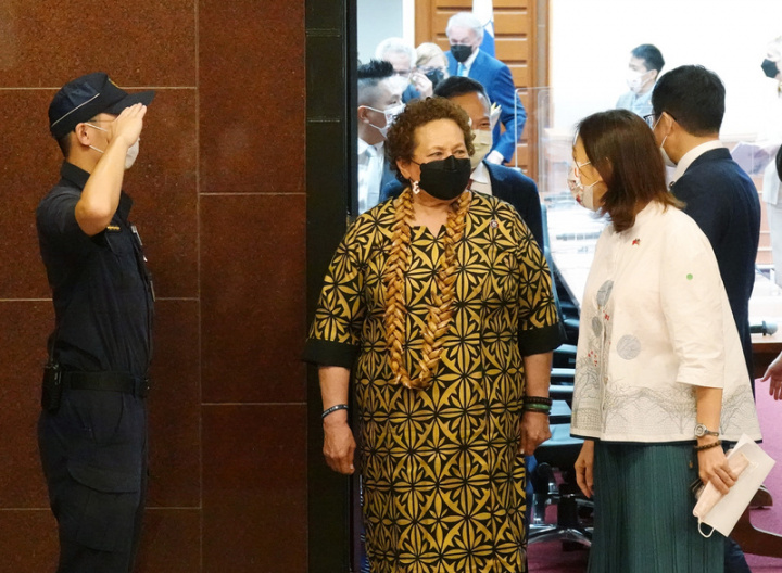圖為訪團成員共和黨籍眾議員羅德薇（前中）。
