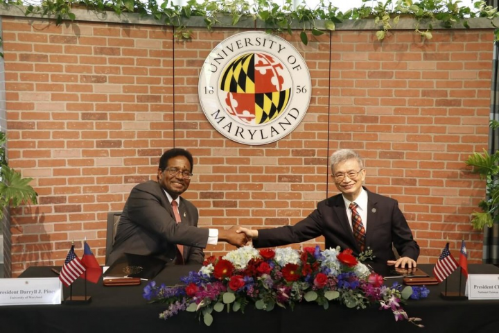 台灣師範大學校長吳正己（右）率參訪團赴美，與馬里蘭大學校長Darryll J. Pines（左）簽署優華語計畫協議，將共同推展華語和台灣文化到國際。（台師大提供）