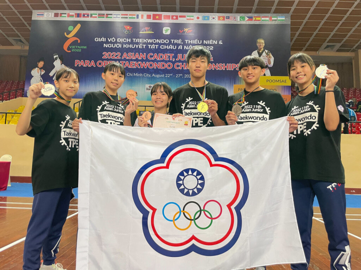 在越南胡志明市舉行的U18亞洲青年跆拳道錦標賽，台灣女將侯佳妤（左3）27日在女子49公斤級賽事再添1銅，今年台灣隊累計共拿下1金、3銀、2銅。（陳廖霞提供）