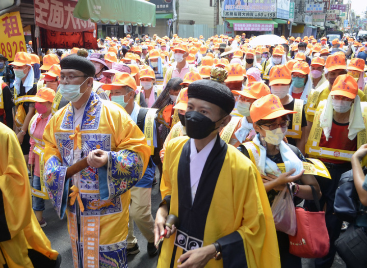 嘉義市城隍廟27日舉辦「2022城隍夜巡 夯枷解厄」活動，數百名民眾「夯枷」隨城隍爺遶境市區，盼消災解厄。