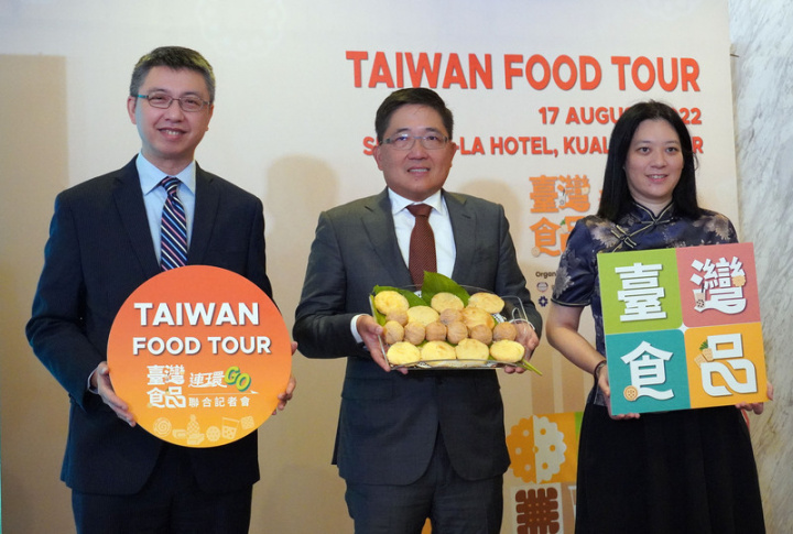 「台灣食品全球GO」聯合記者會17日舉行，出席者包括駐馬來西亞台北經濟文化辦事處經濟組組長章遠智（左）、吉隆坡台灣貿易中心主任彭湘尹（右）等人。
