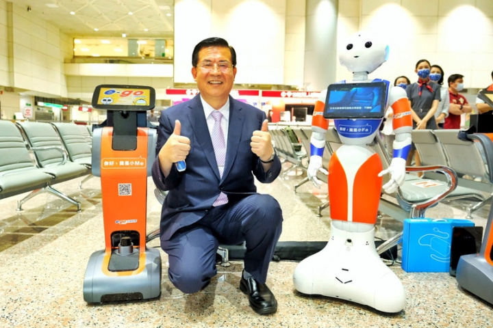 台灣一家租車旅遊集團耗時近3年，斥資千萬發展出國門迎賓大使機器人，18日起在桃園機場第二航廈入境大廳進行測試，旅客可透過機器人帶路前往搭車。