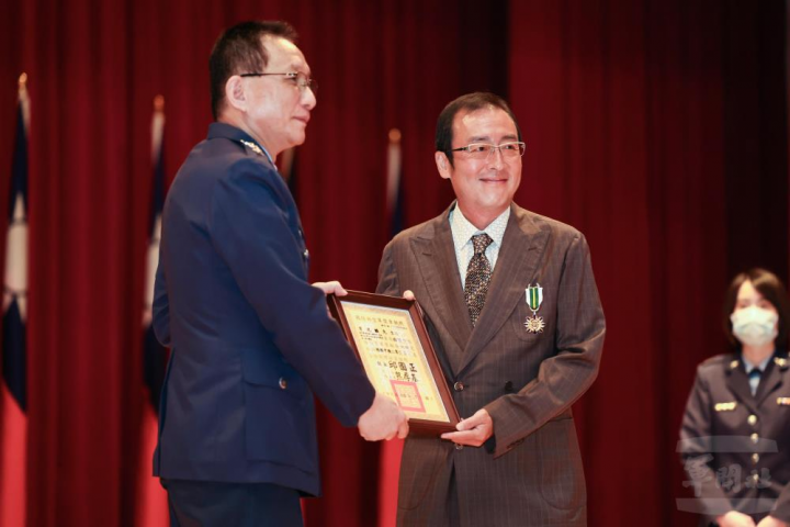 劉司令頒贈李兆麟醫師「楷模甲種二等獎章」，感謝對國軍的支持與貢獻。