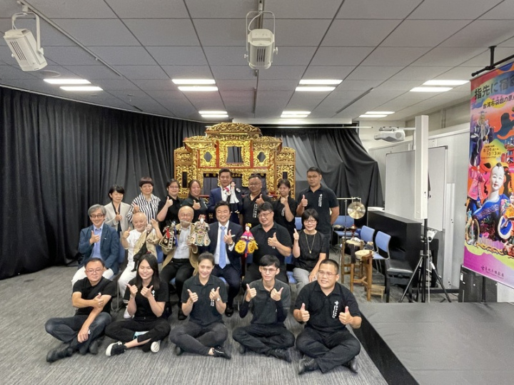 台北木偶劇團舉辦的「指尖上的生命-台灣布袋戲源流」特展29日在東京登場。9月3、4將與日本劇團傳統懸絲傀儡劇團結城座在東京杉並區合演「劈山救母」。