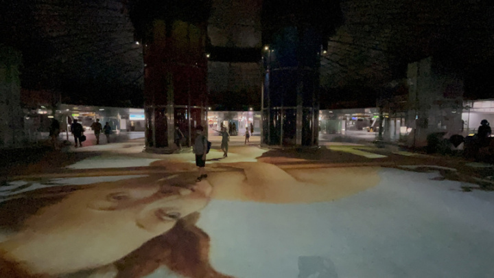 高雄捷運公司打造的鳳翼天翔大型投影場域，攜手 「會動的文藝復興」主辦單位，在美麗島捷運站進行 名畫精華投影，讓現場旅客不僅是觀賞名畫，而是整 個人被放大的名畫所包圍。 （高捷公司提供）