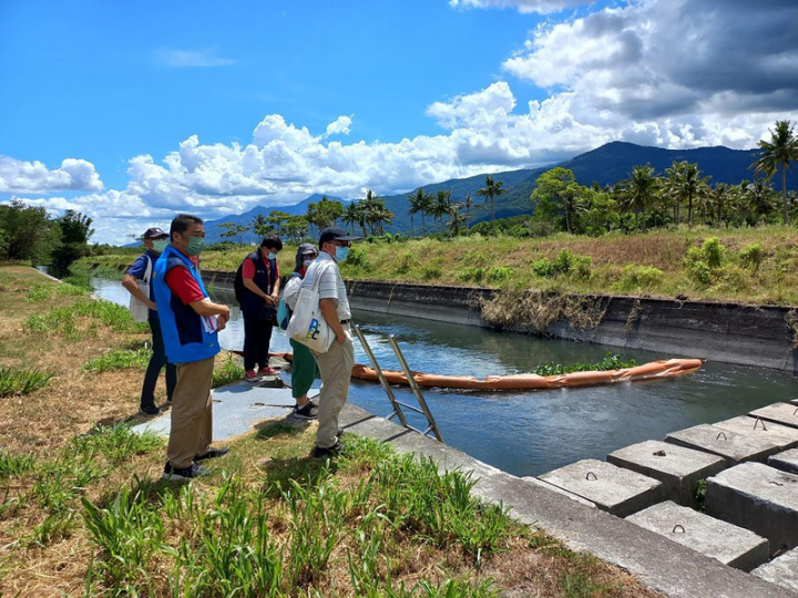 花蓮縣玉里鎮公所日前會同環保局人員，至玉水圳人工溼地督導處理水質淨化設施操作維護等工作，也盼玉水圳人工溼地成為東部生態教育公園。（玉里鎮公所提供）