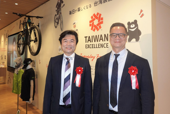 台灣精品首度在日本設快閃店，展售21個獲台灣精品獎品牌的104項產品。圖為駐日代表處副代表李世丙（左）、東京台貿中心主任鄧之誠（右）。