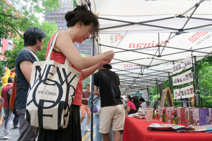 紐約台灣社群籌劃的市集7日再度登場，由於中元節將至，主辦單位特別擺出供桌讓民眾體驗拜拜習俗。