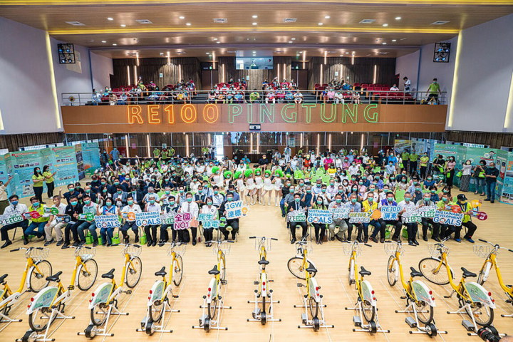 屏東縣政府9日由縣長潘孟安帶領騎上低碳交通運具P-bike公共自行車，踩踏發出綠電點亮Renewable Energy 100% （RE100） Pingtung，宣布屏東在今年6月底已達成民生用電純綠能創舉。（屏東縣政府提供）