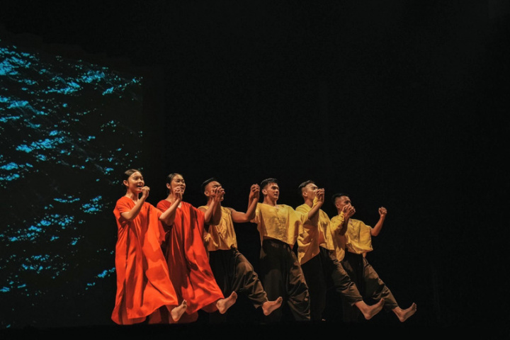 蒂摩爾古薪舞集將演出「bulabulay mun?」，這是國內首次以現代舞詮釋「牡丹社事件」，舞者透過身體語言展現八瑤灣的風與浪濤，希望「重新看見牡丹」。（屏東縣政府提供）