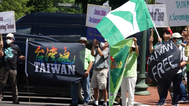 數十名大華府地區台僑於美東時間12日齊聚中國駐美大使館前拉布條，抗議北京連日在台灣周遭大規模軍演，並呼籲美國承認台灣獨立。