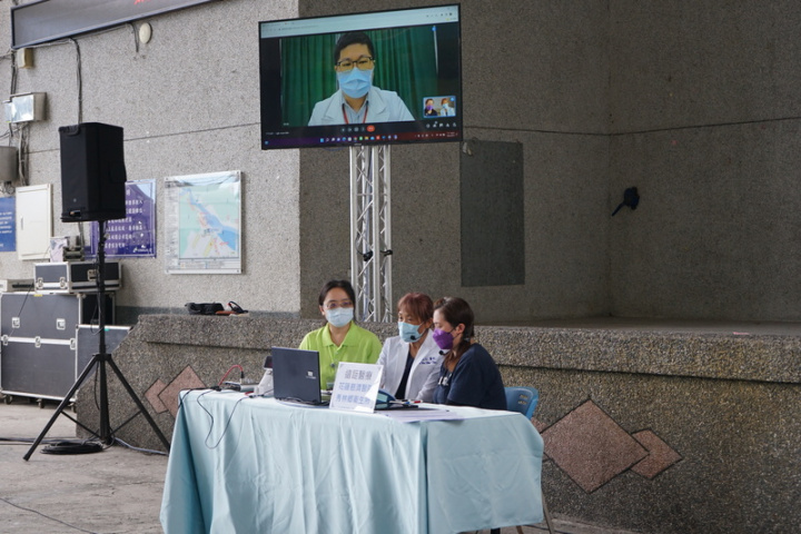 衛生福利部中央健康保險署18日在花蓮縣秀林鄉富世活動中心舉辦「虛擬健保卡在地培力訓練」，由在地醫院、衛生所等醫療單位分享使用虛擬健保卡經驗，教導申辦流程。