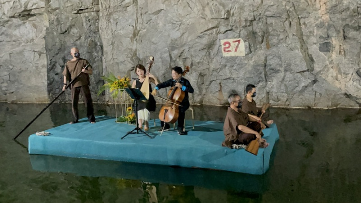 大提琴家張正傑（左3）與琵琶演奏家陳昱蓉（左2） 17日在翟山坑道合奏歌曲，宣告2022金門坑道音樂節 將於10月登場。