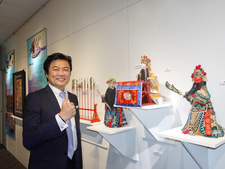 台北木偶劇團舉辦的「指尖上的生命-台灣布袋戲源流」特展在東京登場。駐日代表處副代表李世丙表示，很高興能在日本看到布袋戲特展及觀賞台日合作的布袋戲。