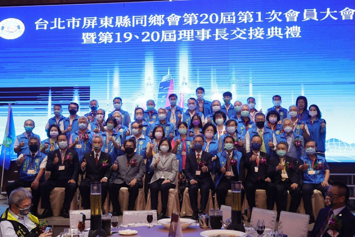 總統和與會人員合影