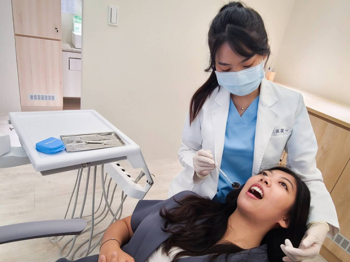 近年口腔衛生、牙齒美觀逐漸受到重視，開業牙醫師伍從心（後）提醒，咬合不正恐導致蛀牙或牙崩等問題，尤其愛磨牙、單側咀嚼、愛吃堅硬食物的民眾更是咬合不正高風險族群，建議改掉不良習慣。