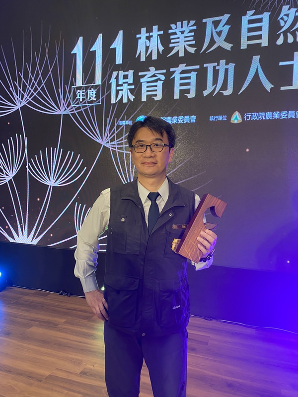林務局20日舉行111年度林業及自然保育有功表揚大會，雪霸國家公園管理處武陵管理站主任廖林彥為獲獎者之一，他投入台灣國寶魚櫻花鉤吻鮭復育工作逾20年，為櫻花鉤吻鮭保育工作立下新里程碑。
