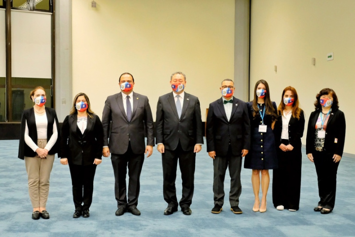 瓜地馬拉外交部長步卡羅（Mario Búcaro）（左3）29日清晨搭機抵台，外交部由常務次長俞大㵢（左4）前往B9國賓門接機，並與訪問團一行合影。