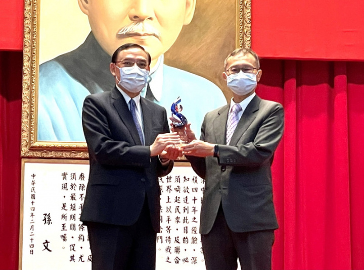 台北巿政府衛生局政風室主任劉孟修（右）因周延處 置施打疫苗爭議，展現公正客觀專業第三方，2日獲 法務部長蔡清祥（左）頒獎表揚為模範廉政人員。