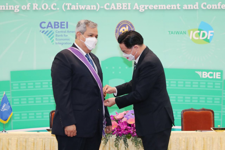 吳部長頒贈「紫色大綬景星勳章」予摩西總裁。