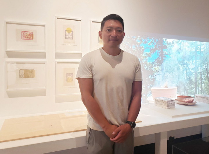 台加藝術家5日起在溫哥華博物館聯展。加拿大台裔藝術家阮福辰（圖）展出紙藝術，他在溫哥華島山林中尋找不同的植物做成染料，印製在紙錢上。