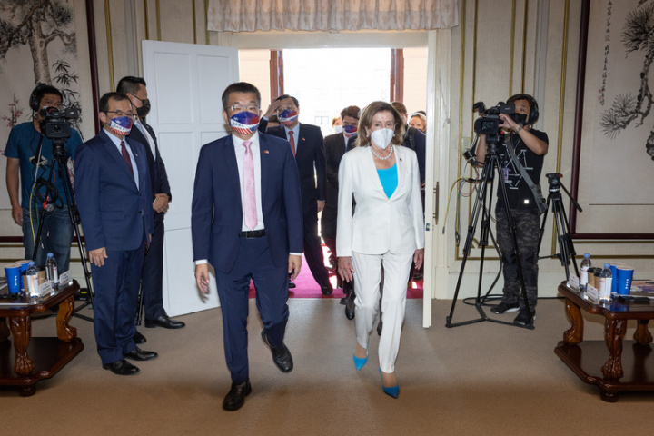 美國聯邦眾議院議長裴洛西（Nancy Pelosi）（前右）2日晚間抵台訪問，3日上午8時47分拜訪立法院；由立法院副院長蔡其昌（前左）接見。