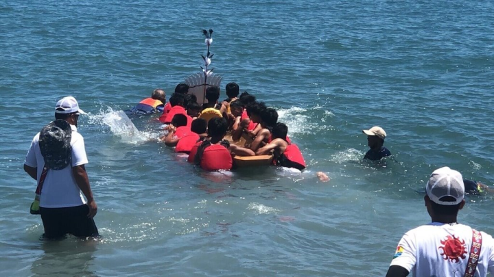 花蓮吉安鄉南勢阿美族部落今年迎來8年1次的「勇士晉階禮歲時祭儀」，里漏部落勇士們抬著獨木舟前往傳說中部落祖先登陸地點進行獨有的船祭儀式。（吉安鄉公所提供）