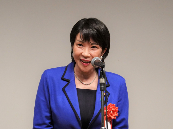 日本首相岸田文雄10日改組內閣，19名閣員中有2位女閣員，其中一名是經濟安全保障大臣高市早苗。圖為7月她在日本李登輝之友會演講。