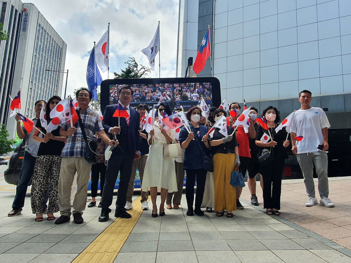 支持韓國與台灣恢復邦交的韓國民眾24日聚集在駐韓台北代表部前發聲。（Media Watch提供）