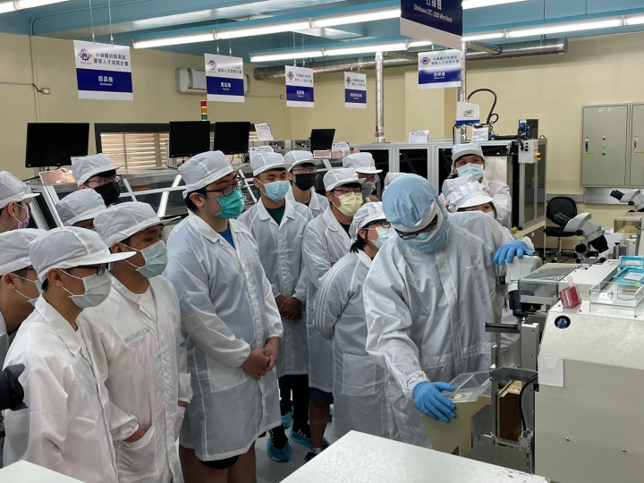 半導體封裝工程師培訓營學員認真的上課(拍攝時間 110.10)