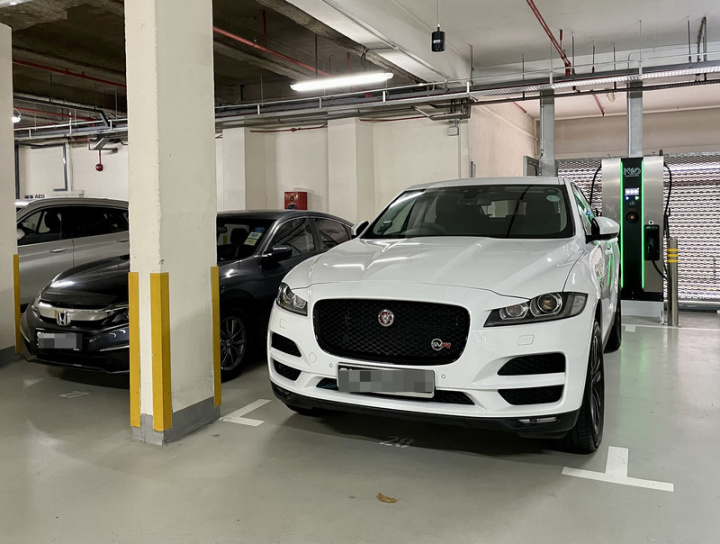 台、星業者攜手推出一款結合停車、充電、室內導航及預約的App，新加坡日報大廈已開始使用這套系統。攝於7月20日。