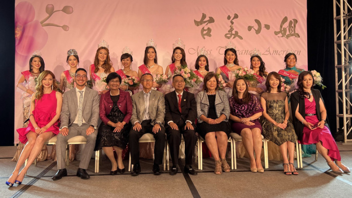 大洛杉磯台灣會館6日舉行台美小姐選拔，10名參賽佳麗與評審合影。