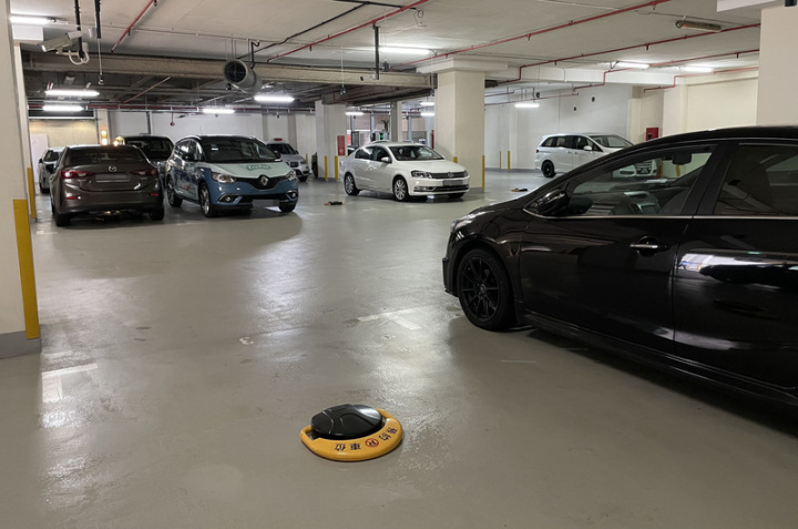 電動車時代來臨，台、星業者攜手推出一款結合停車、充電、室內導航及預約的App，使用者可事先預約停車位。攝於7月20日。