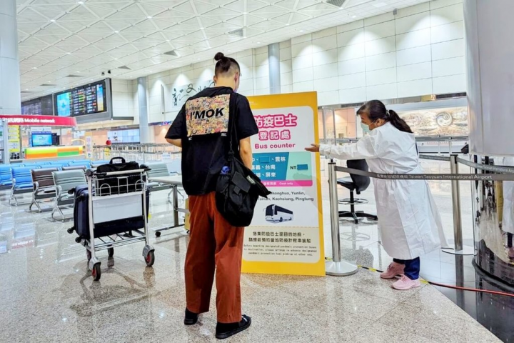 桃園國際機場公司發布新聞稿表示，1日起桃園機場防疫巴士開放入境旅客免費搭乘，總計停靠9大站點，一天最少有9班車，提供入境旅客最完整服務，也歡迎旅客及接機親友多加利用。（桃園國際機場公司提供）