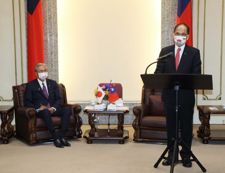 立法院長游錫堃（右）24日接見日華議員懇談會長古屋圭司（左）等人，游錫堃致詞表示，台灣國會歡迎日本提倡的「自由開放印太」（FOIP）願景，也盼與日本國會有更多的交流與合作。