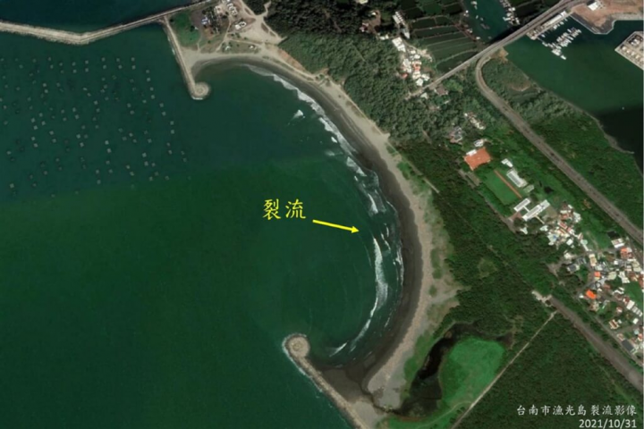 成功大學近海水文中心研究可能造成海邊戲水意外的海岸裂流（離岸流），從衛星影像可看出南部的漁光島（箭頭處）出現裂流。（成功大學近海水文中心提供）