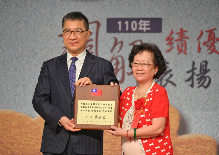 徐部長與獲獎委員合照