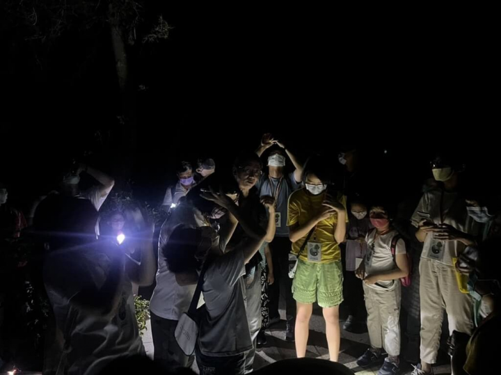 金門國家公園管理處辦理走進中山林活動，9日閉幕，活動設計不同生態主題的室內自然課程及戶外體驗觀察，並要求家長全程出席，可讓孩子展開探索與學習、親近自然人文之外，也是重塑親子間，以及人與環境間的親密關係。（金門國家公園管理處提供）