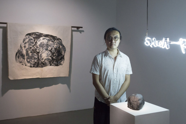 藝術家王鼎曄推出個展「唸塵〈一顆飛行的石頭與一首漂浮的詩〉」，即日起至10月16日在台北當代藝術館展出，他從爺爺的生命故事延伸出個人對歷史的感受，共展出裝置、錄像等9件作品。（台北當代藝術館提供）