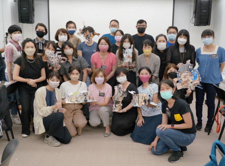 吳孟真老師(第二排左一)與「人像拼組工作坊」學員及其創作成果合影