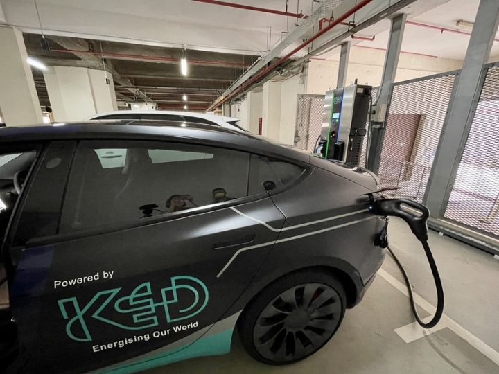 電動車時代來臨，台、星業者攜手推出一款結合停車、充電、室內導航及預約的App，圖為電動車在使用這套App的日報大廈停車場充電。攝於7月20日。