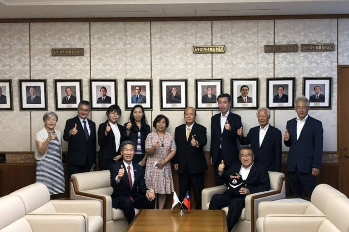 處長(左前)拜會石川縣議會並與石田忠夫議長(右前)、中村勳會長(右四)、藤井義弘副會長(右二)、吉田修副會長(右三)、善田善彥事務局長(右一)等合影