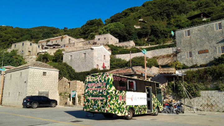 馬祖島嶼陡升猛降又急轉彎的路況，對外地旅客是一大挑戰，目前「台灣好行」遊島專車4條路線串連9成以上的當地熱門景點，還有隨車導遊，懶人玩法一次到位。圖為遊島專車在芹壁。