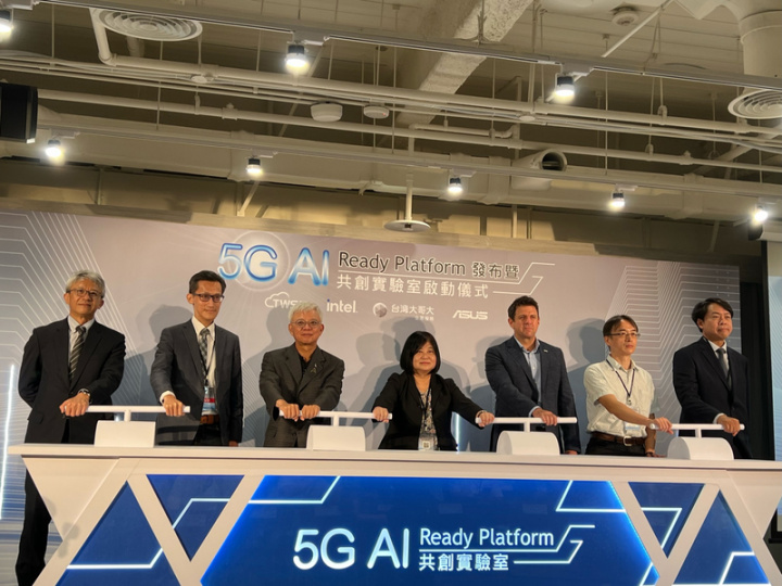 台智雲、英特爾、台灣大哥大和華碩3日共同舉辦5G AI Ready Platform發布暨共創實驗室啟動儀式，整合AI HPC高速運算雲端服務、5G專網與AI邊緣運算等3大關鍵核心技術，推出雲網合一整合平台解決方案。
