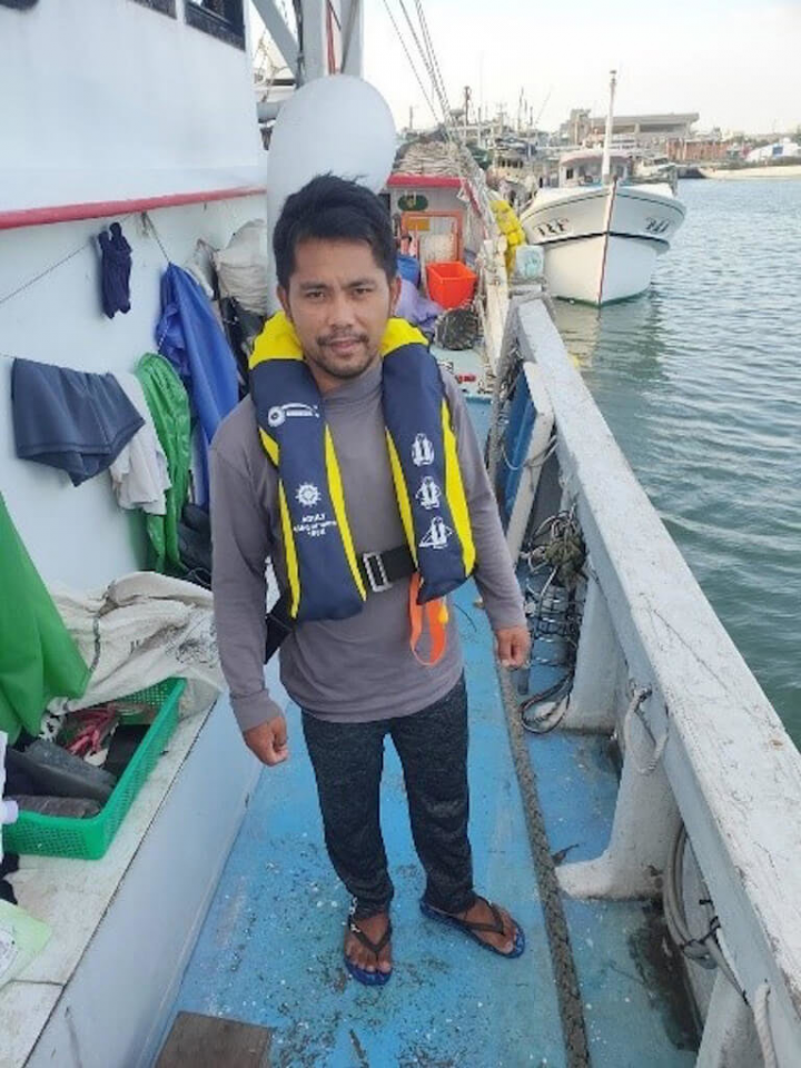 漁業署11日表示，近5年漁船每年落海死亡船員約23人，將優先補助沿近海小型漁船筏及111年經許可從事遠洋漁業漁船買充氣式救生衣，並呼籲漁民出海作業務必要穿救生衣，才能多添一分保障。（漁業署提供）