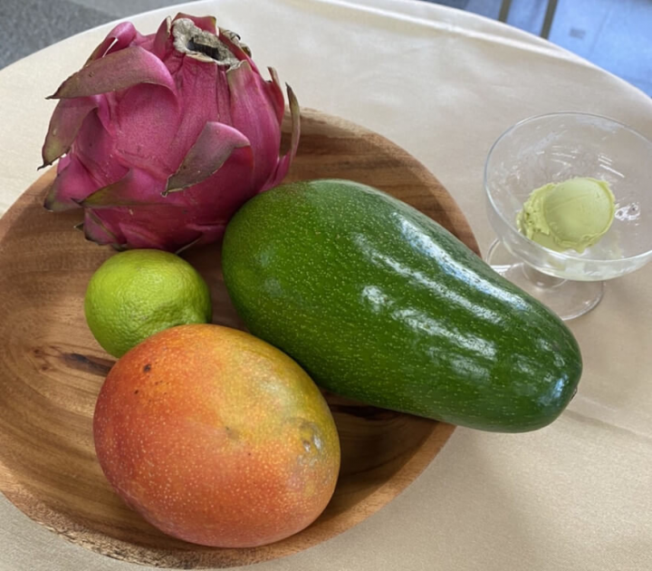 夏天為台東農產盛產季節，台東專科學校師生著手研發在地農產品冰淇淋與醬料，盼提高在地農產品附加價值，目前已研發出14種口味的義式冰淇淋，包含愛文芒果、酪梨雪酪、火龍果雪酪等風味，皆採用台東新鮮在地食材。（台東專科學校提供）