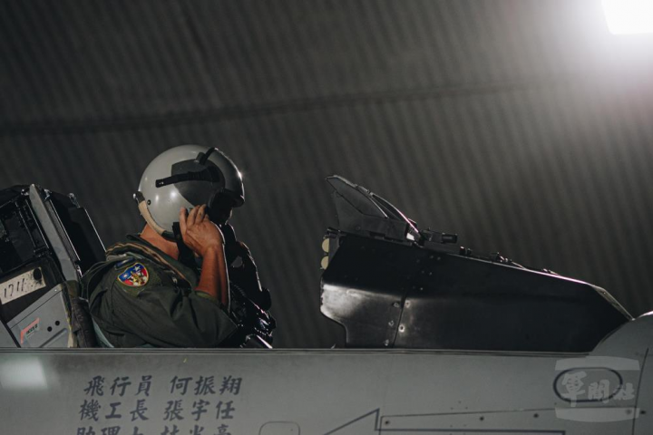 F-16V飛行員執行夜間緊急起飛任務。