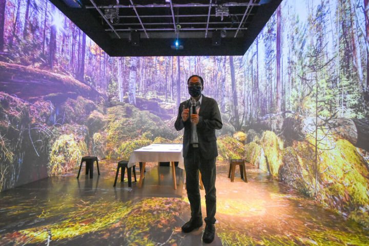 台灣大學30日正式啟用沉浸式投影展演空間「未來展演場」，使用3D投影虛擬影像結合實體表演，除了能支援創作展演，也結合實驗研究與創新教學等需求，激發各種可能性。（台大提供）